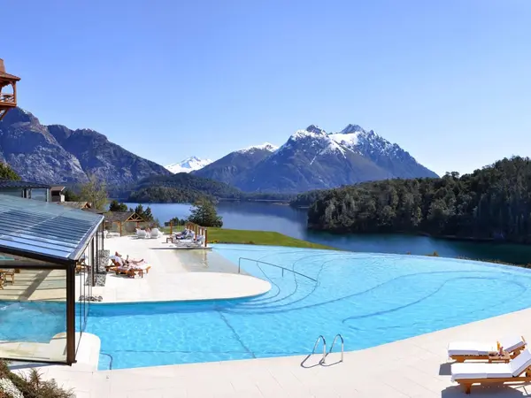 Kopie-SAT-Okt-22_arg_bariloche_llao_llao_hotel_exterior_pool