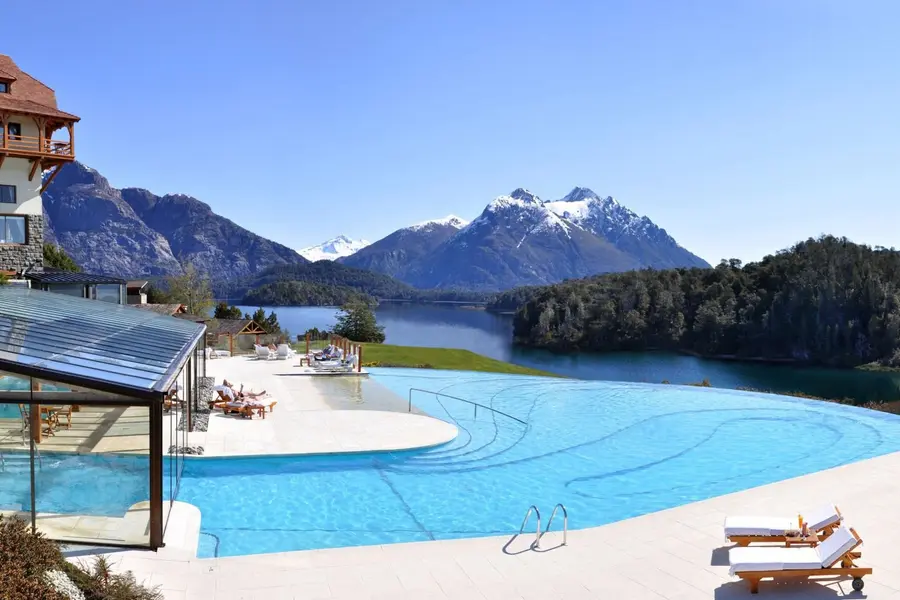 Kopie-SAT-Okt-22_arg_bariloche_llao_llao_hotel_exterior_pool