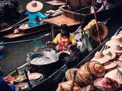 small_Exo_22.11.23_woman-sitting-on-boat-2355088