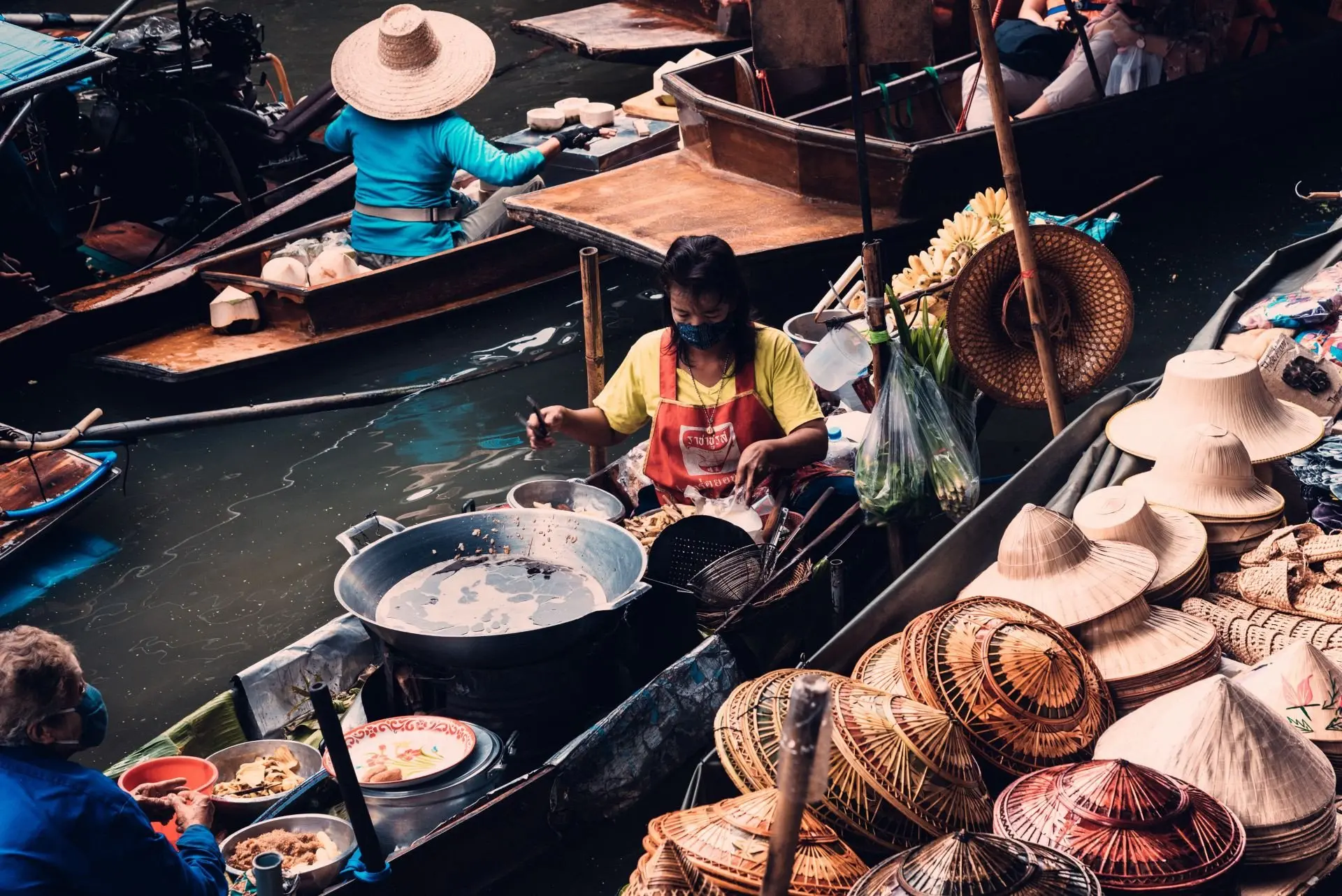 small_Exo_22.11.23_woman-sitting-on-boat-2355088