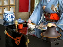 small_Japanese-woman-in-kimono-preparing-green-tea_Exo_21.7.23