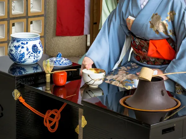 small_Japanese-woman-in-kimono-preparing-green-tea_Exo_21.7.23