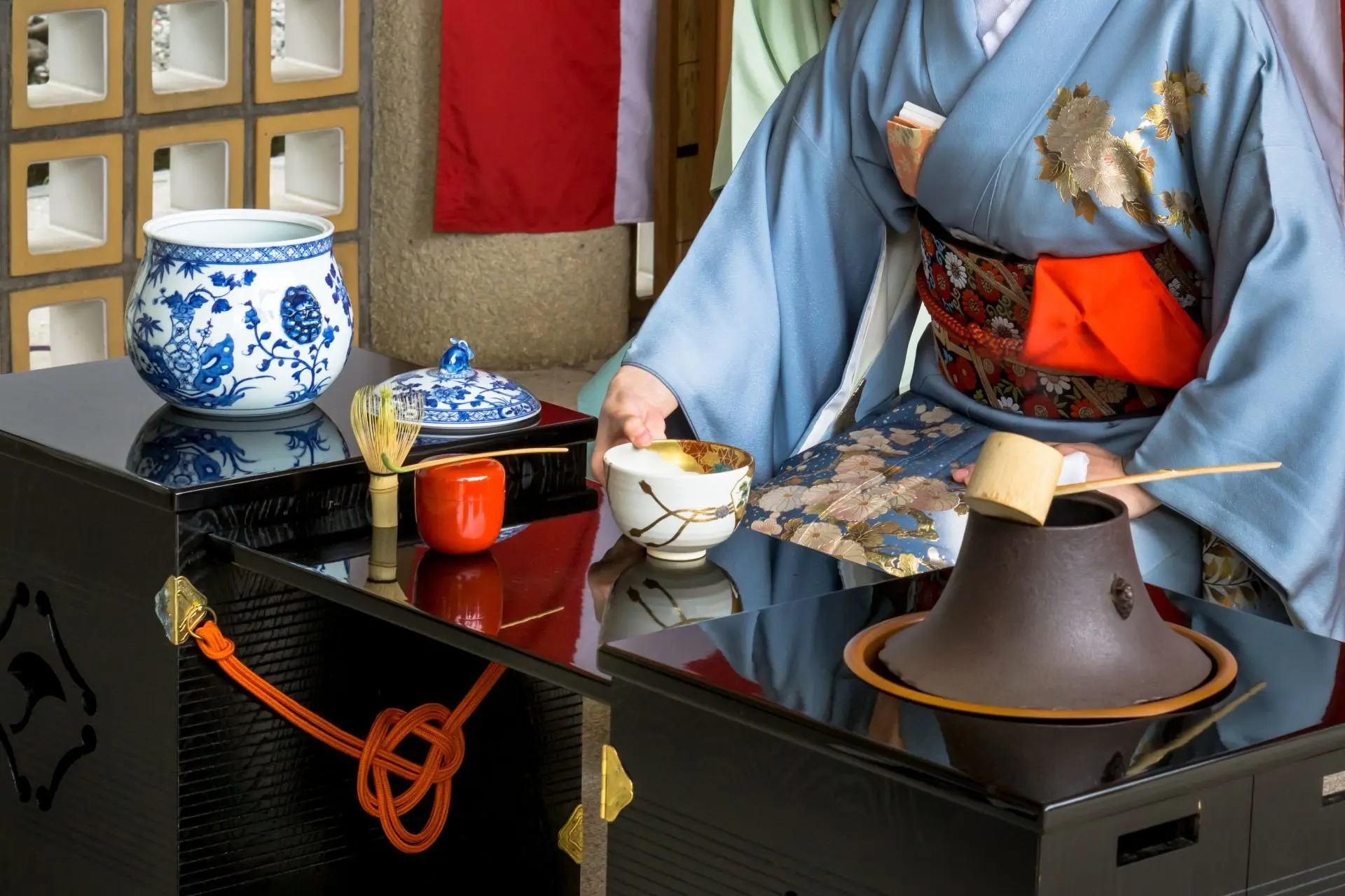 small_Japanese-woman-in-kimono-preparing-green-tea_Exo_21.7.23