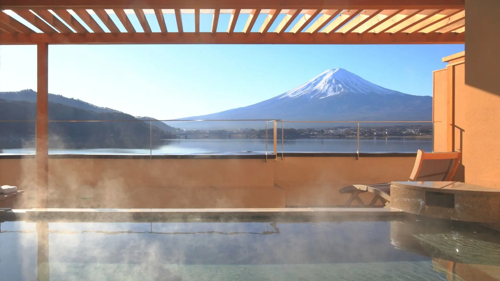 small_Japanese-hot-spring-with-view-of-the-mountain-Fuji_Exo_21.7.23