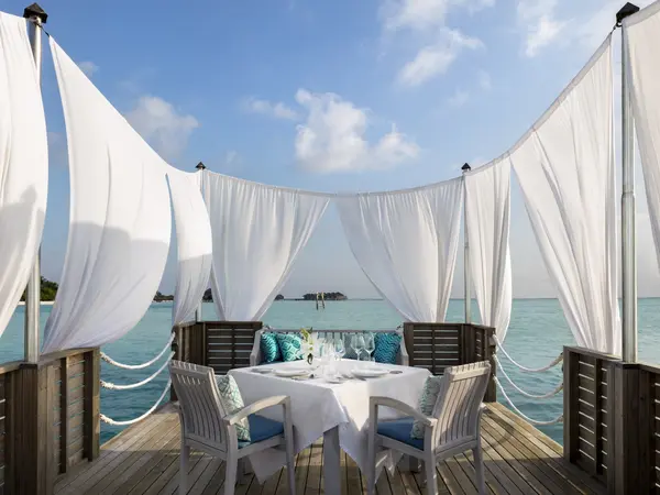 Anantara_Dhigu_Maldives_Resort_Restauramt_Dining_By_Design_Floating_Platform