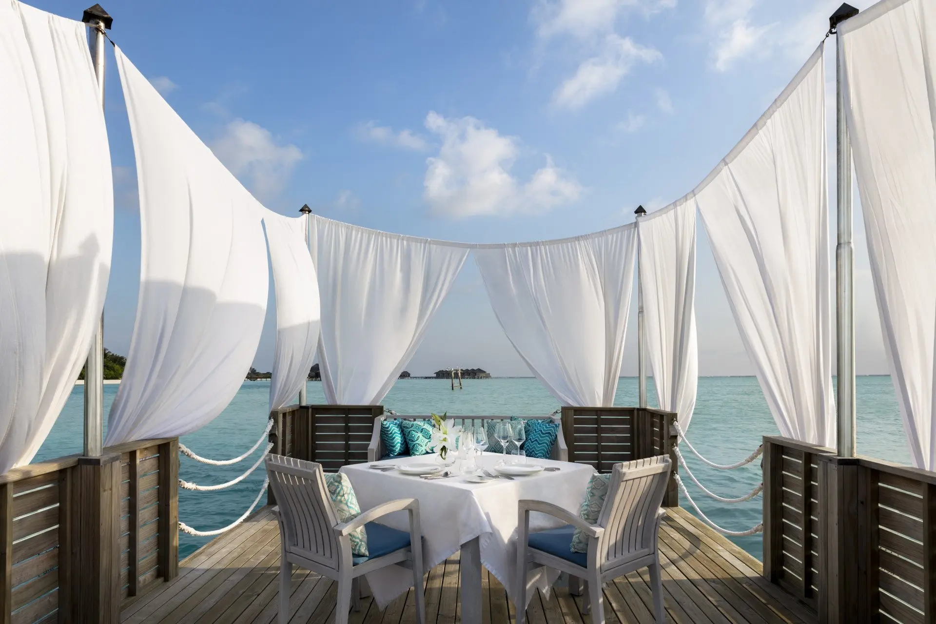 Anantara_Dhigu_Maldives_Resort_Restauramt_Dining_By_Design_Floating_Platform