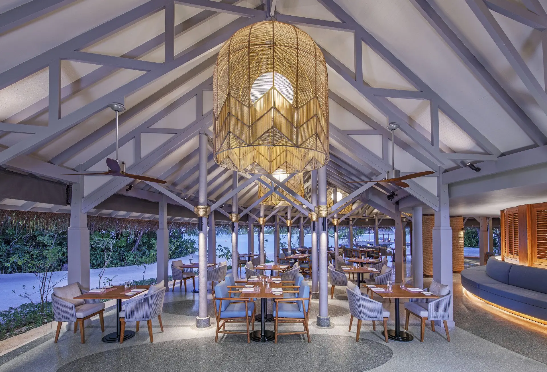 Anantara_Dhigu_Maldives_Resort_Restaurant_Fushi_Cafe(1)