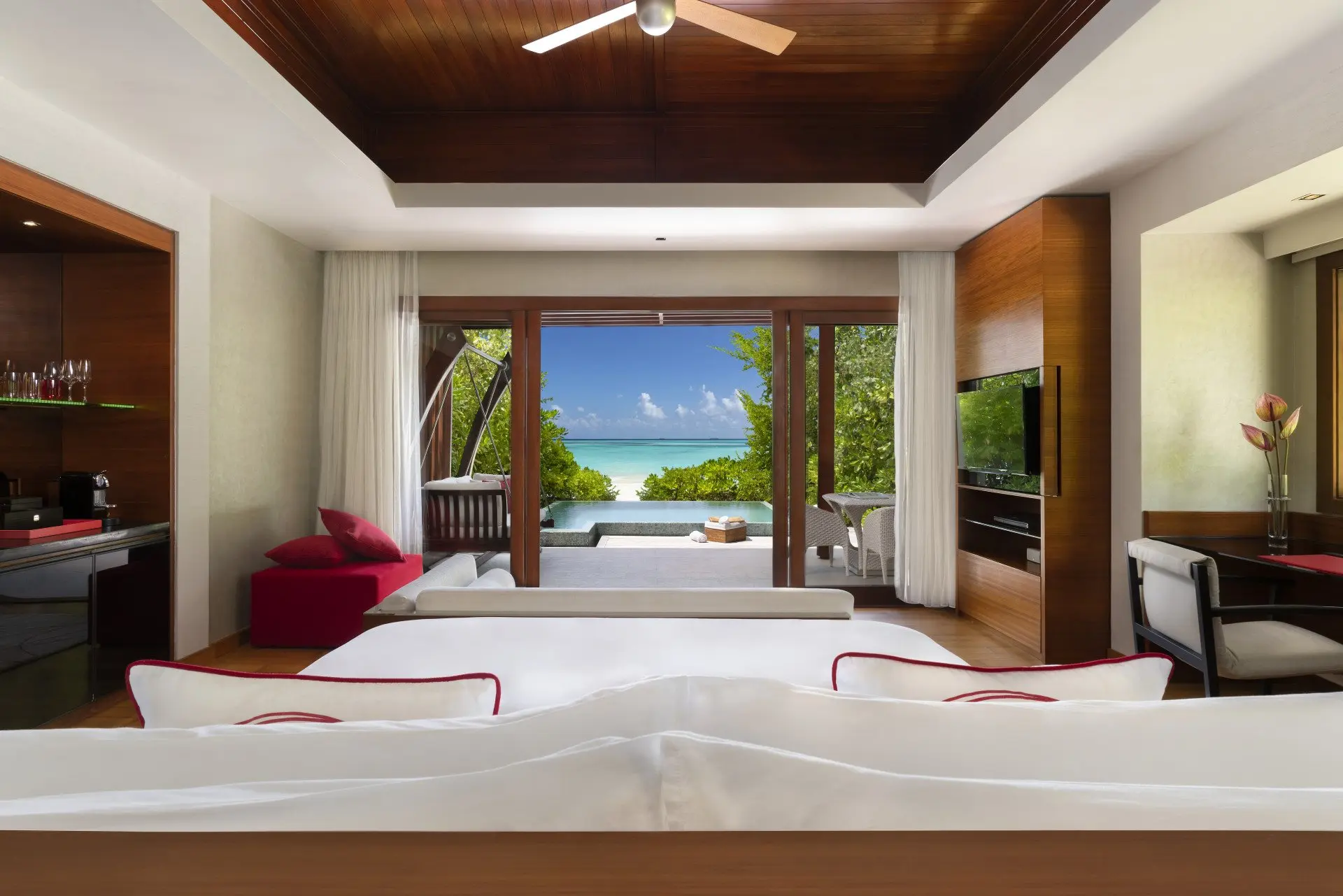 Beach Pool Villa Bedroom overlooking the Ocean_Niyama_Maldives