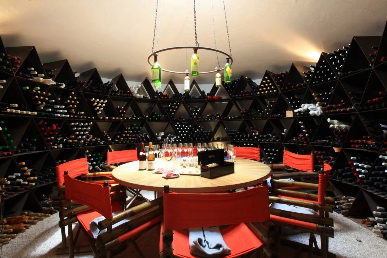280_Soneva-Fushi-Resort-Wine-Cellar-interior_edit