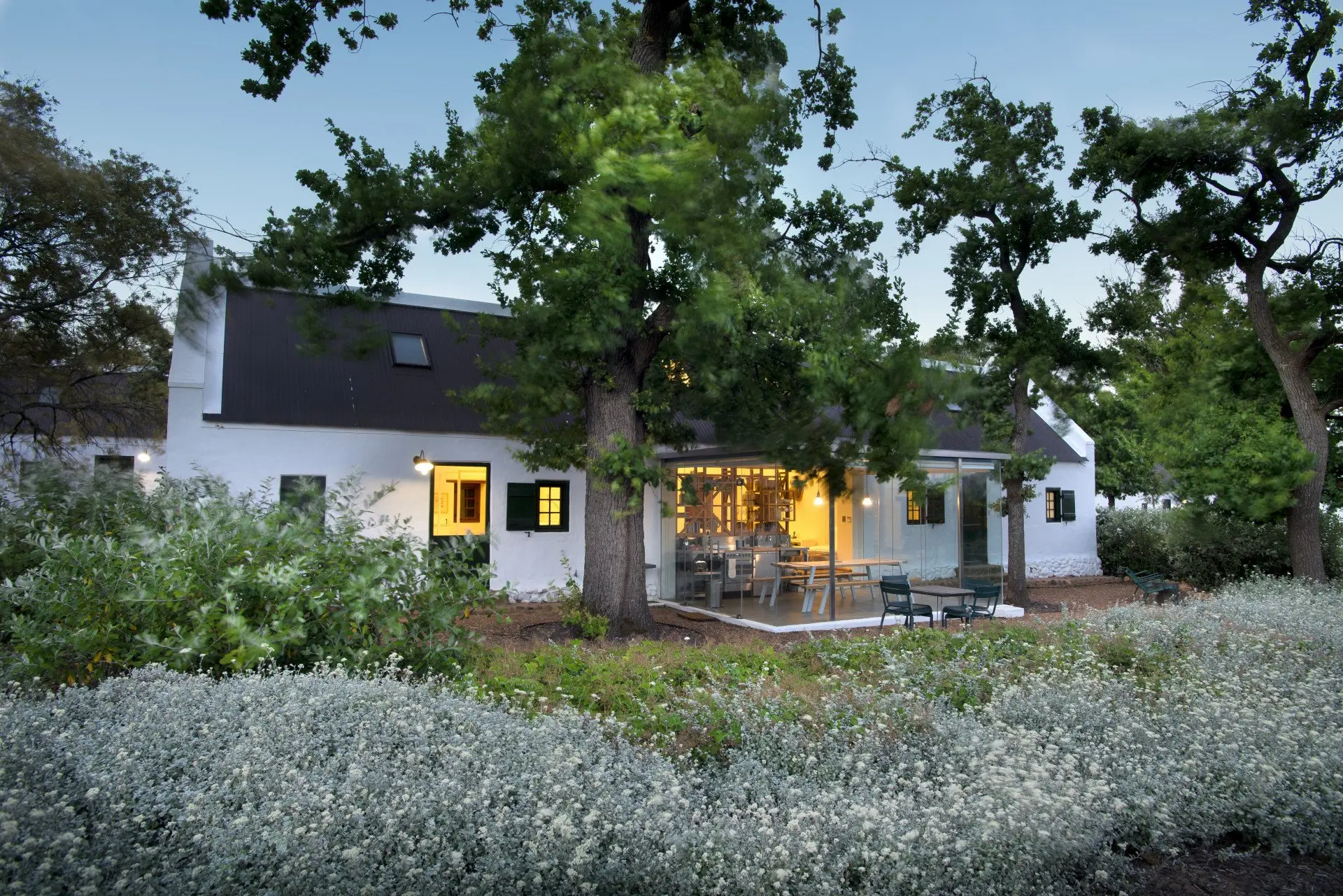 Babylonstoren-Außenansicht eines Cottage bei Daemmerung