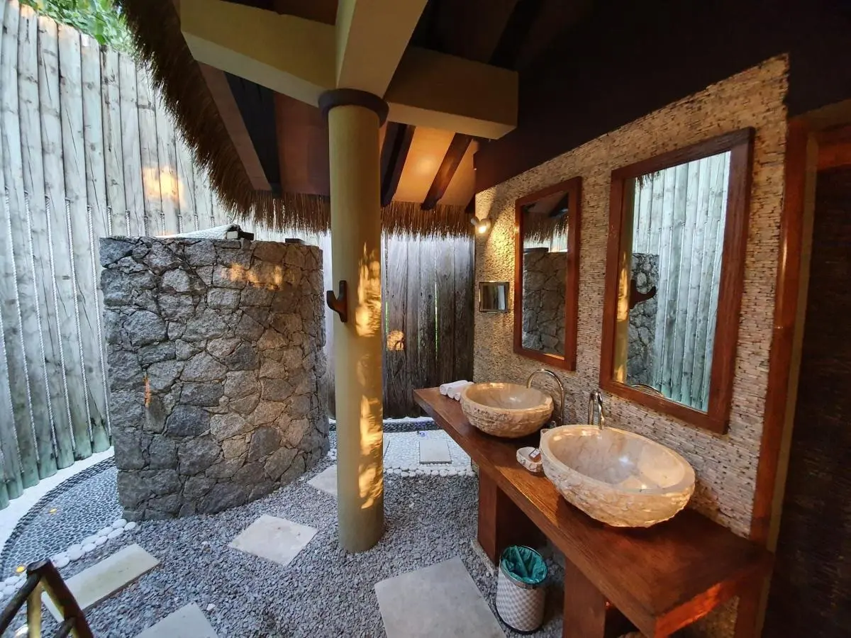 Villa-de-Charme-Outdoor-bathroom-scaled