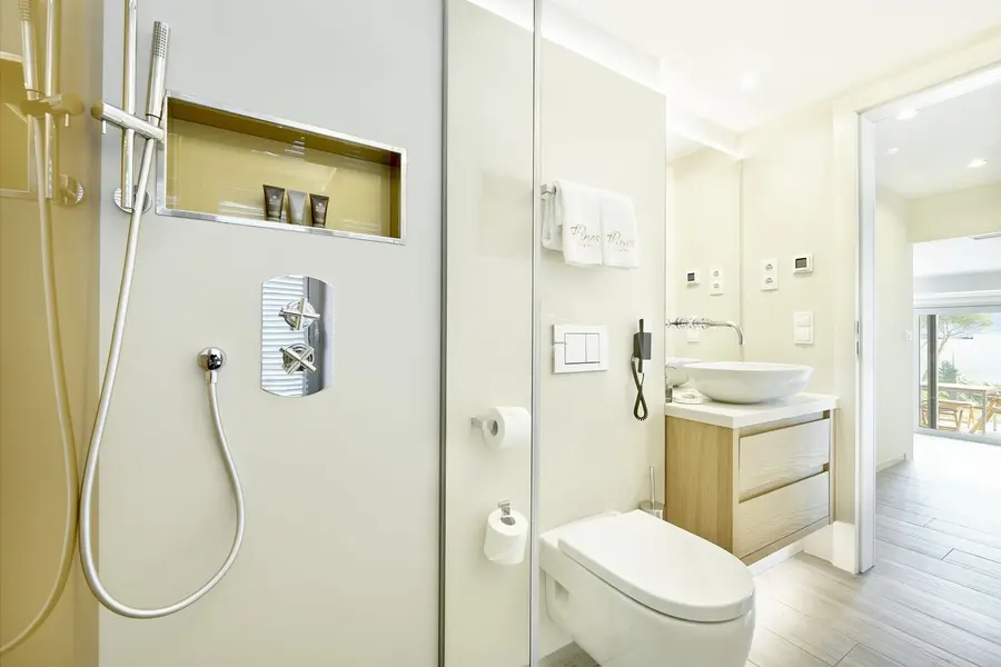 7P_Resort-Suite-Deluxe_Bathroom_2_H