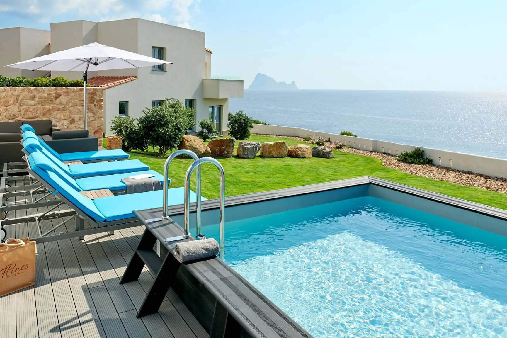 7P_Cliff-Suite-Duplex-Deluxe_Pool__1_W