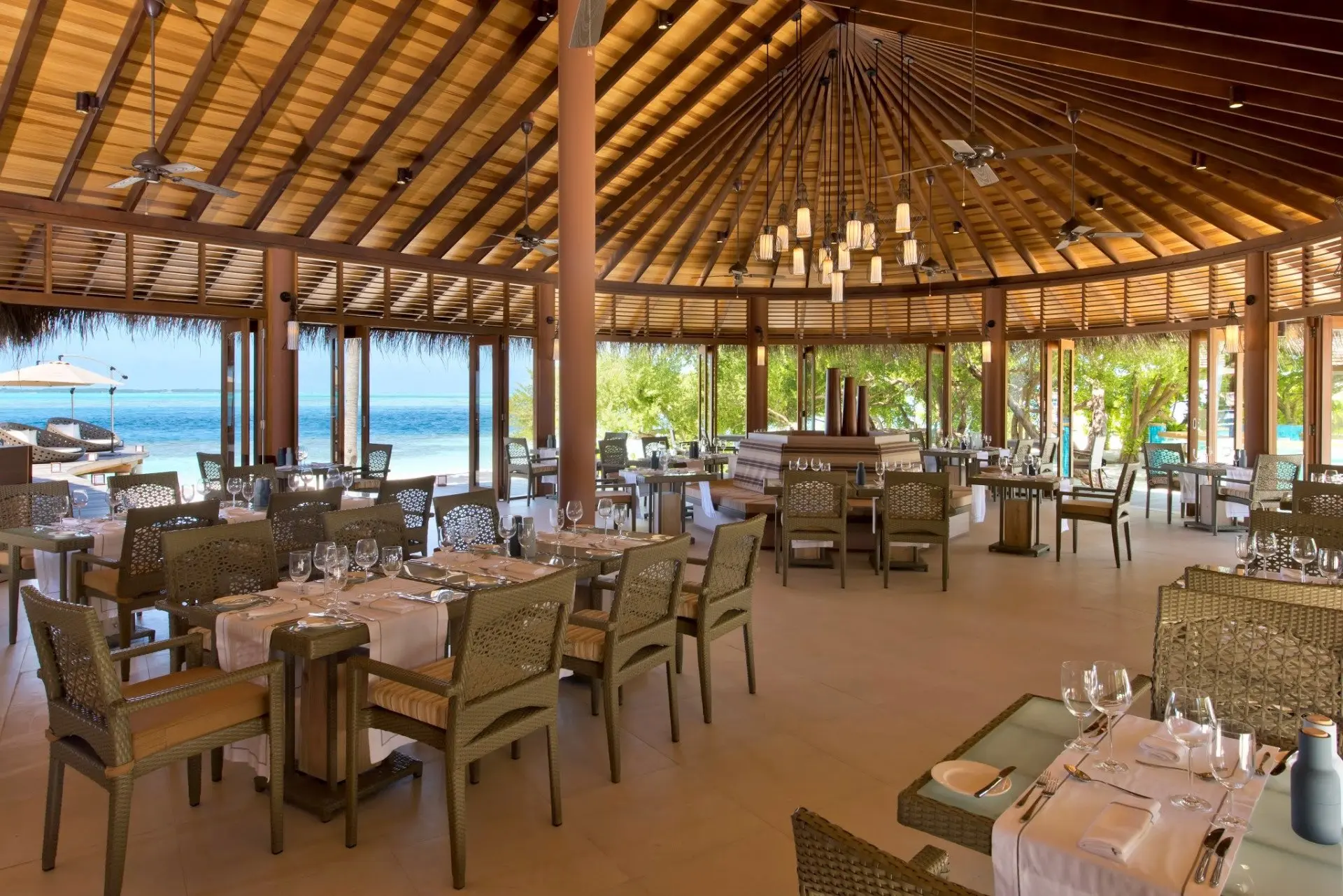 Hideaway Maldives dining Meeru Grill and bar (8)