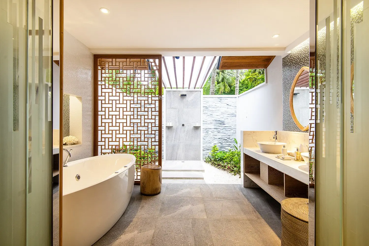 Lily_Beach_Beach_Suite_Bathroom-1