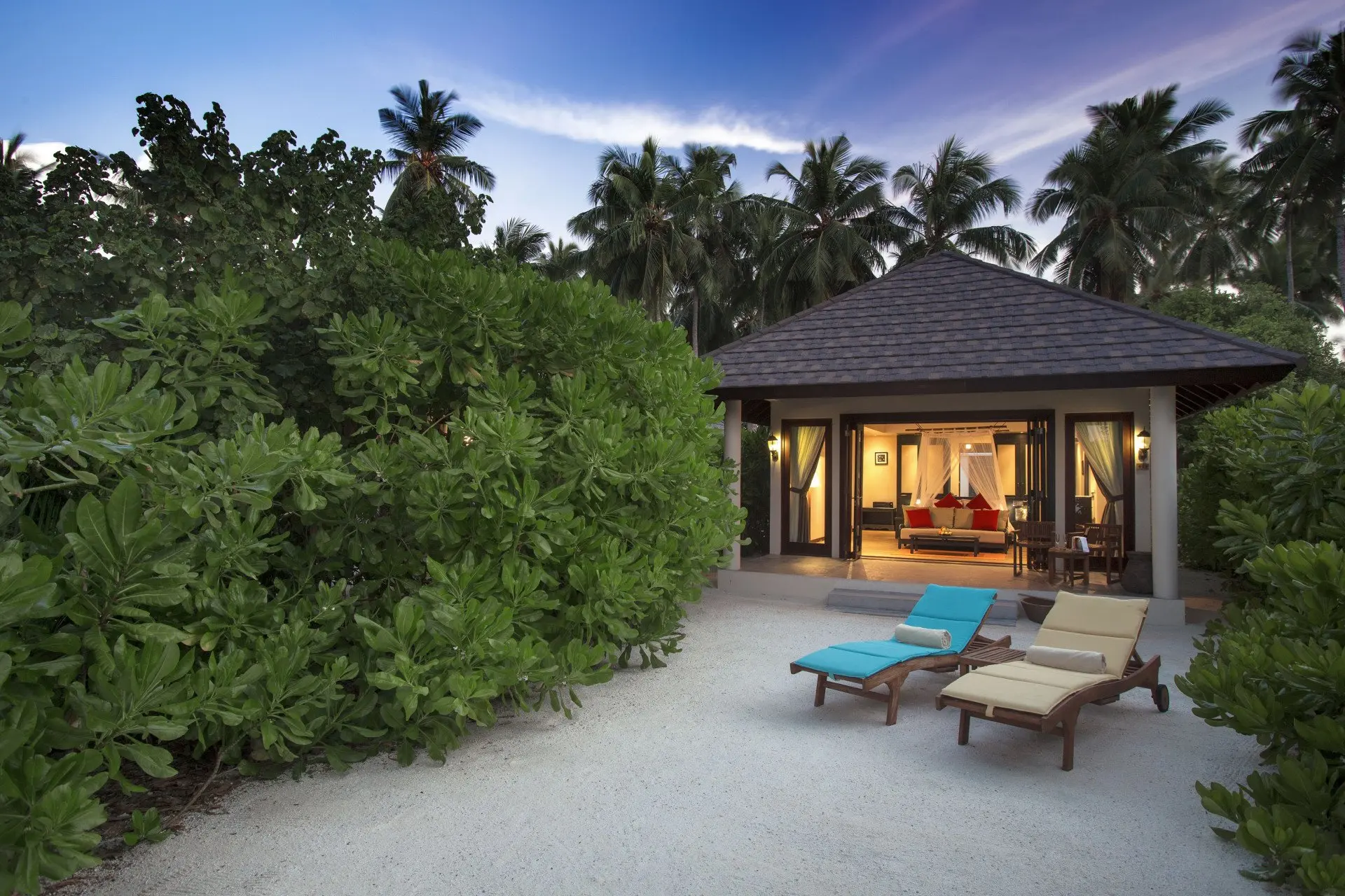 ATMOSPHERE KANIFUSHI MALDIVES - VLLAS - Sunset Beach Villa Exterior View to In - 09_2016