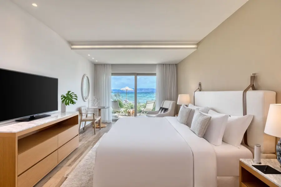 Emerald Suite Beachfront Bedroom