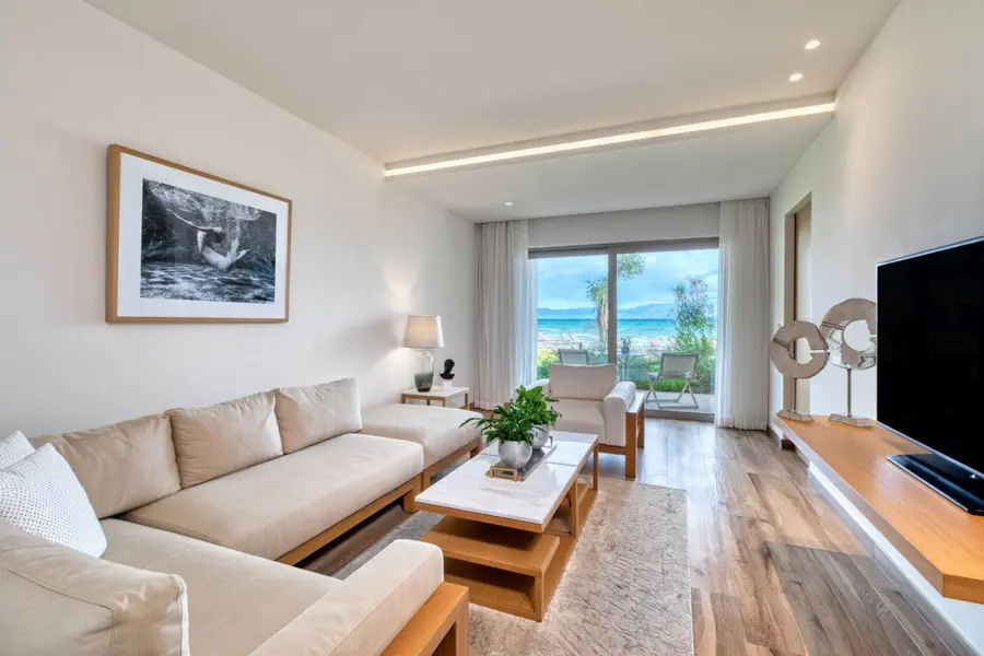 Emerald Suite Beachfront Living Room