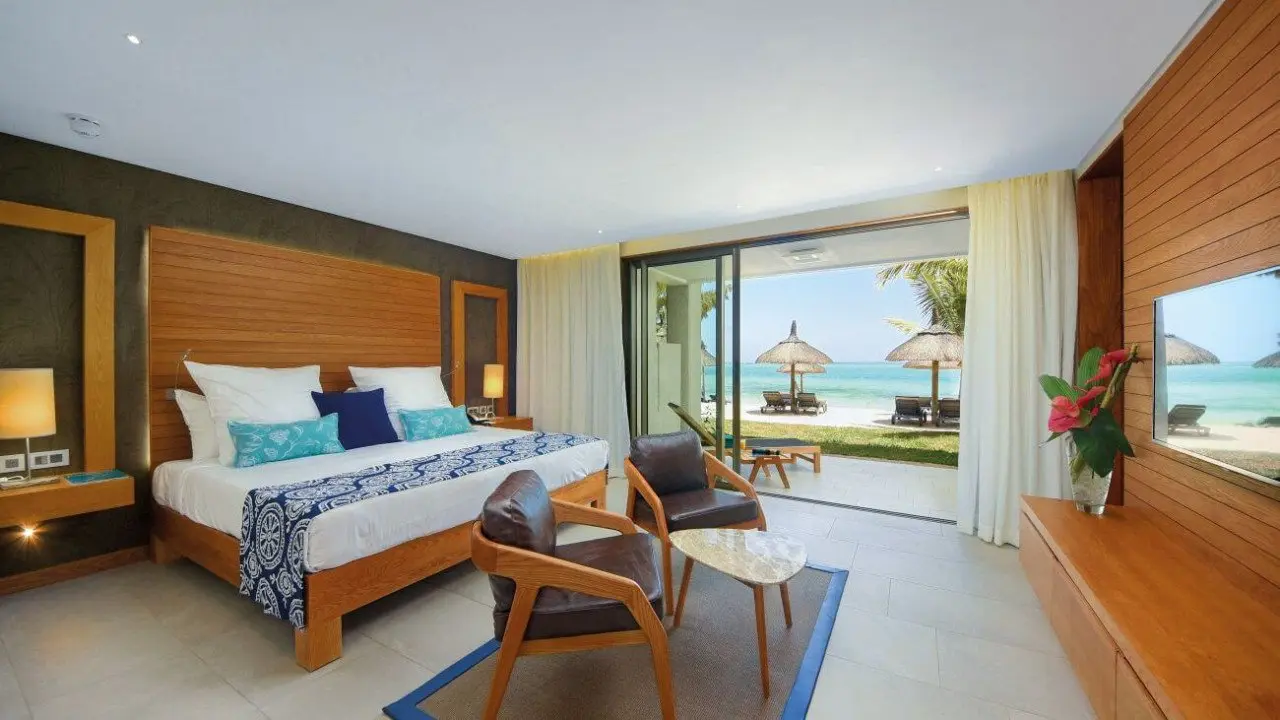 Paradis-Beachcomber-Golf-Resort-Spa-Ocean-Beachfront-Suite3
