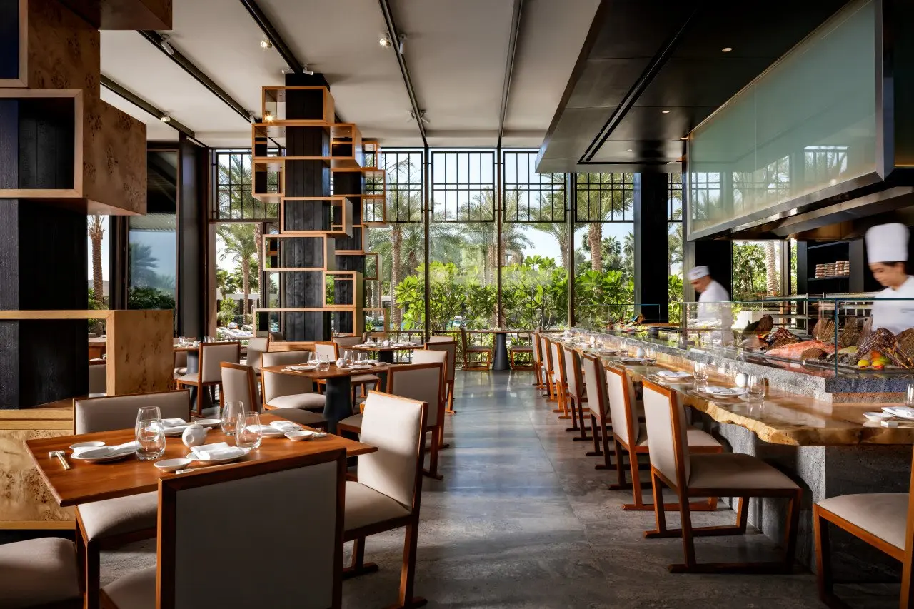 nobubythebeach-dininginteriorwithchefs