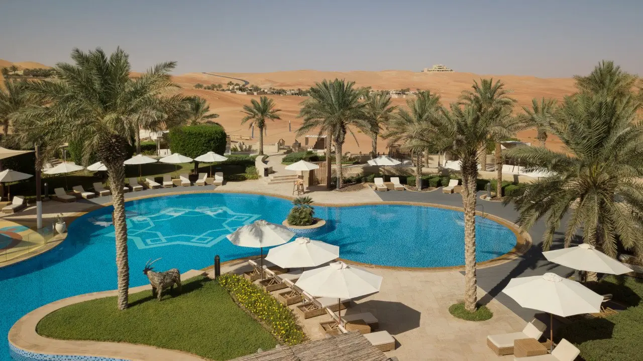 Qasr_Al_Sarab_Desert_Resort_by_Anantara_Exterior_Pool_Desert_View