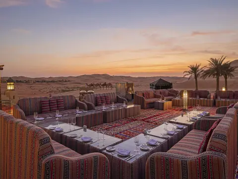 Qasr_al_Sarab_Desert_Resort_by_Anantara_Restaurant_Al_Falaj_Dinner_Setup