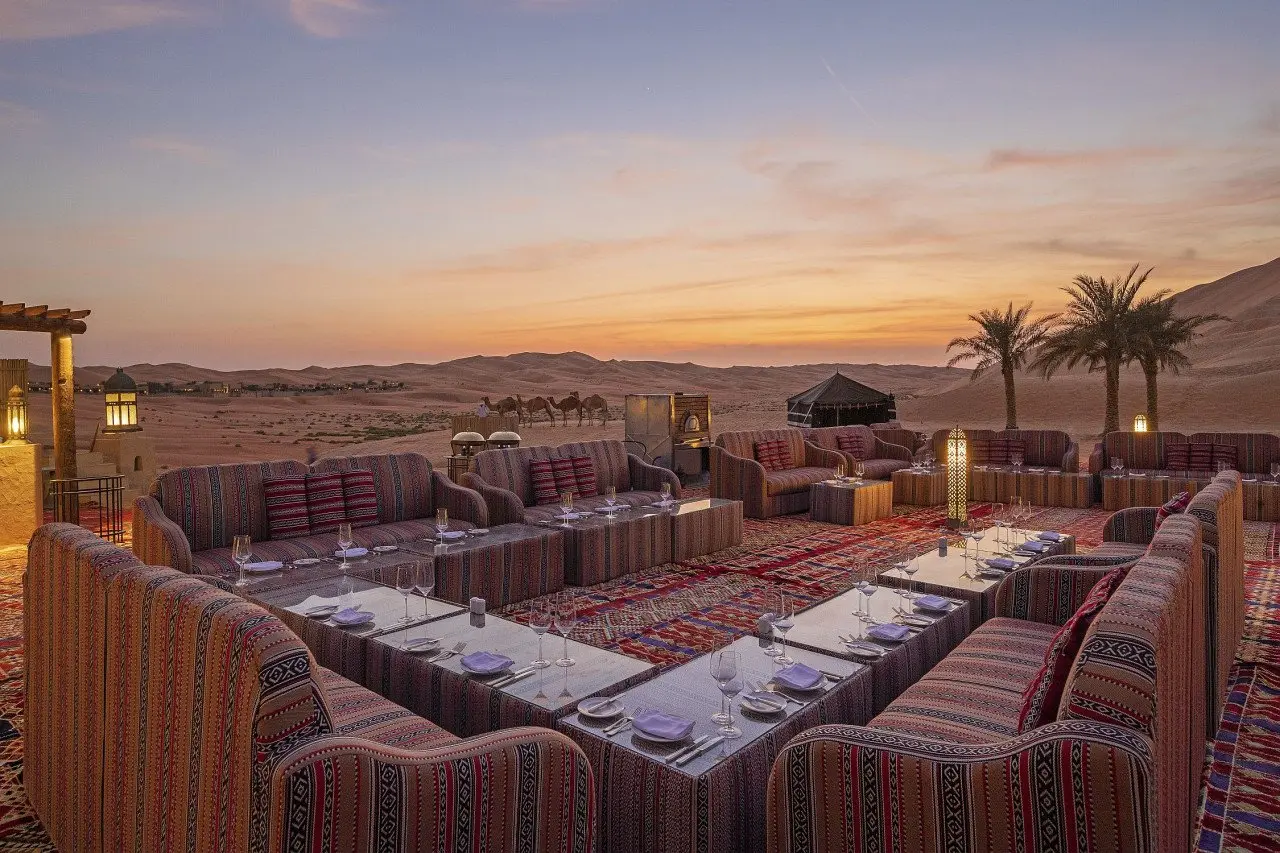 Qasr_al_Sarab_Desert_Resort_by_Anantara_Restaurant_Al_Falaj_Dinner_Setup