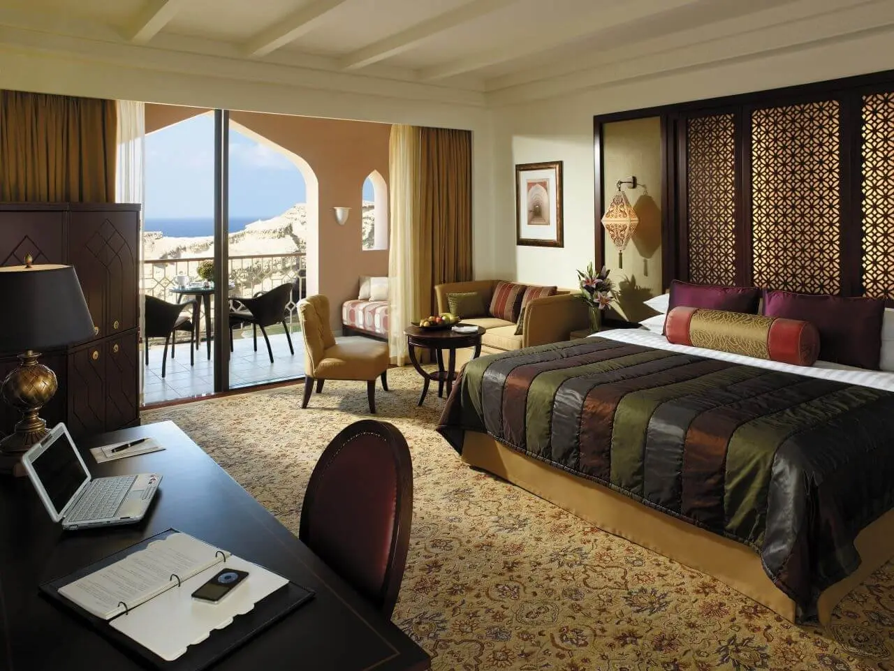 Shangri-La‘s-Barr-Al-Jissah-Resort-Spa-Al-Husn-Deluxe-Room