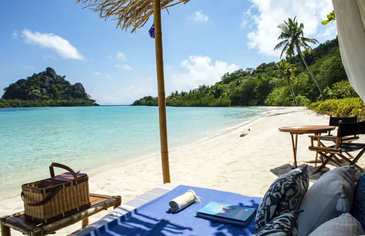 batu_tokong_blue_lagoon_view_coconut_beach_picnic_rattan_basket_side_blue_arm_chairs (1)