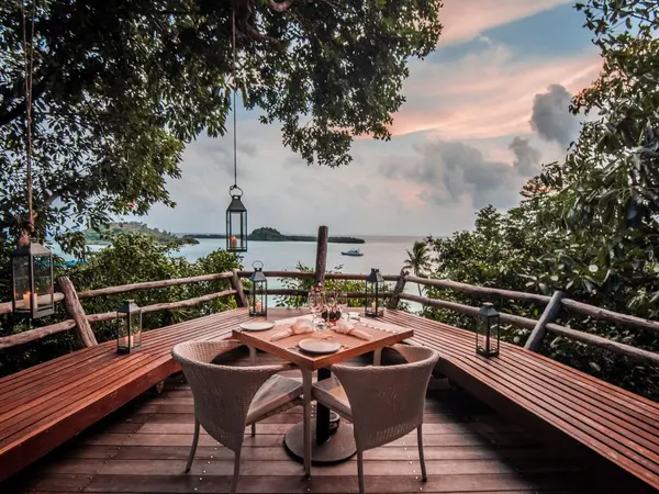 look_out_deck_with_foliage_view_out_lagoon