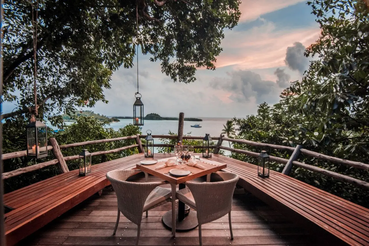 look_out_deck_with_foliage_view_out_lagoon