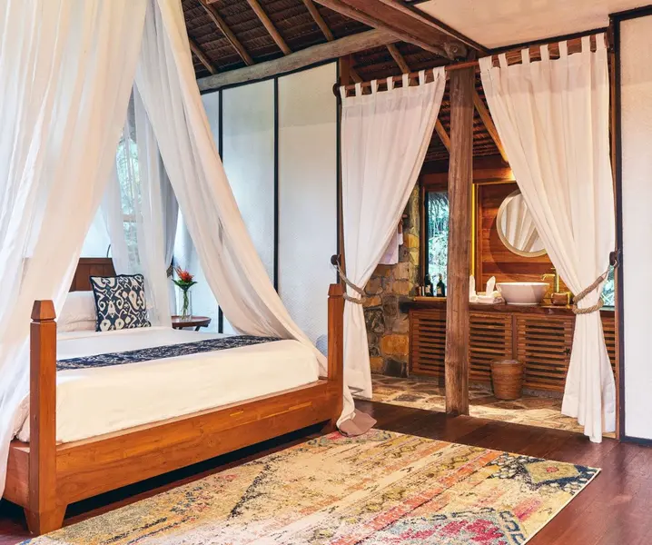 master_bedroom_bathroom_side_canopy_bed_jungle_lodge