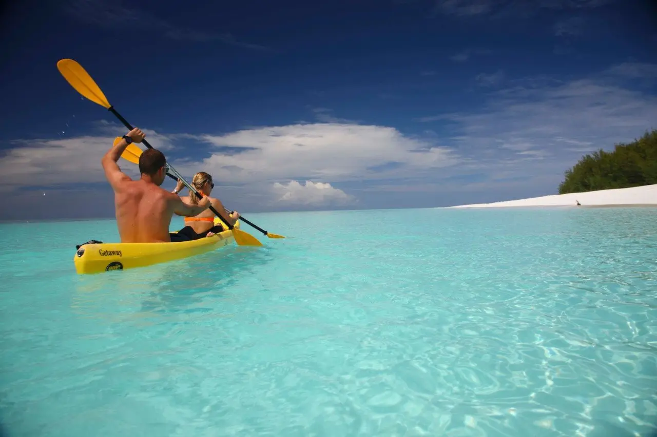 Zanzibar-Mnemba-island-Experience-Kayaking-in-Canoe-01