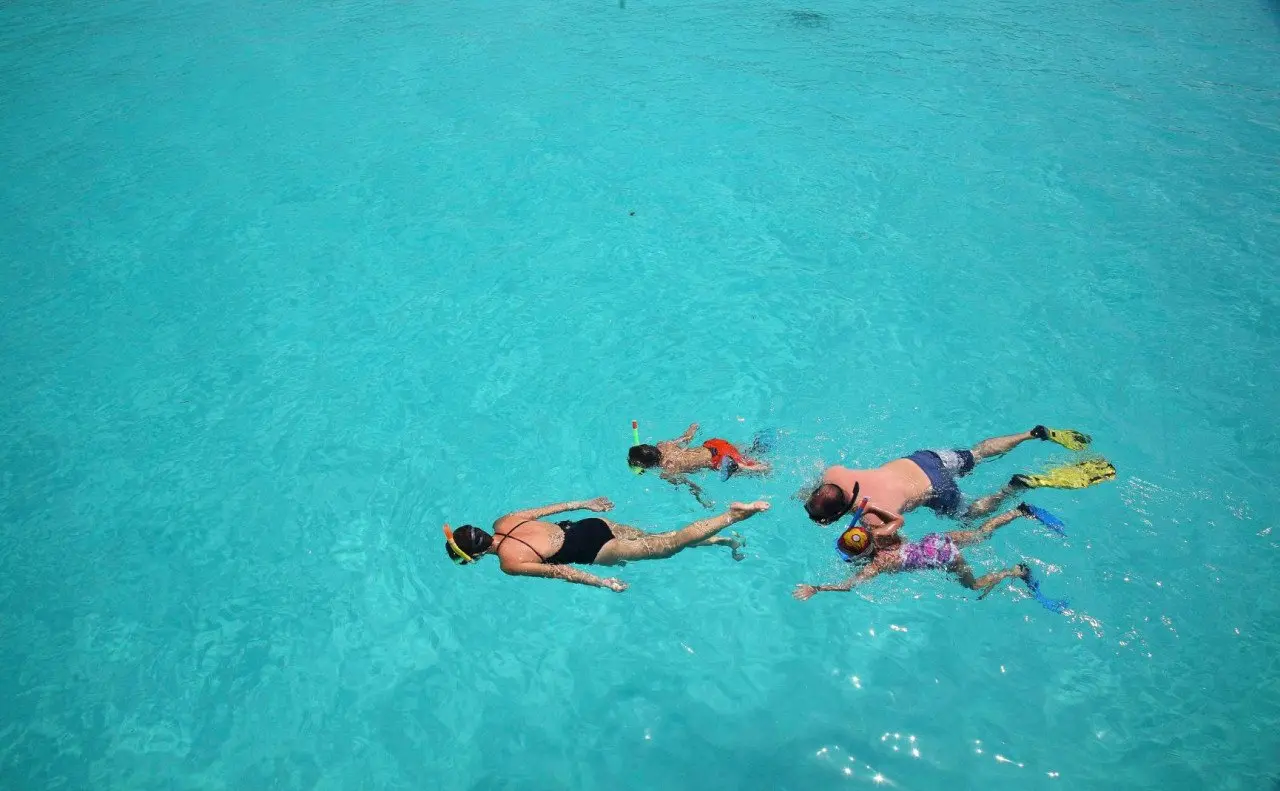 Zanzibar-Mnemba-island-Experience-snorkelling-kids-and-family-in-the-water-1