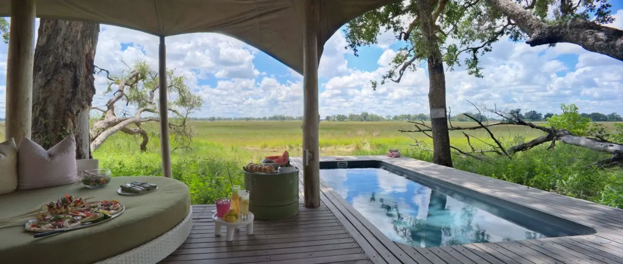 Botswana-Xaranna-Suite-breakfast-at-the-private-plunge-pool