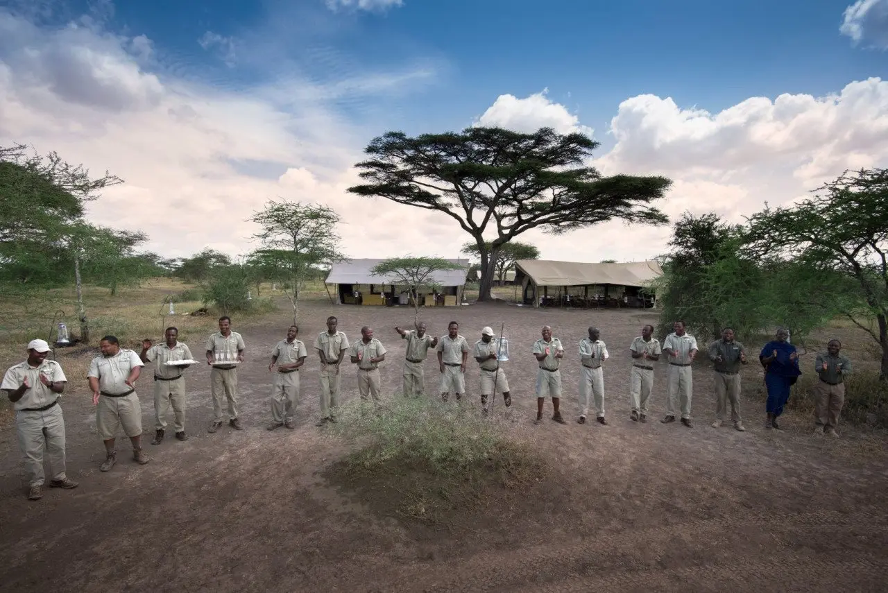 Tanzania-Serengeti-Under-Canvas-SUC-Arrival-andBeyonders-staff-greeting-guests-upon-arrival