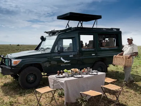 Tanzania-Serengeti-Under-Canvas-SUC-Experience-Bush-lunch-with-branded-vehicle