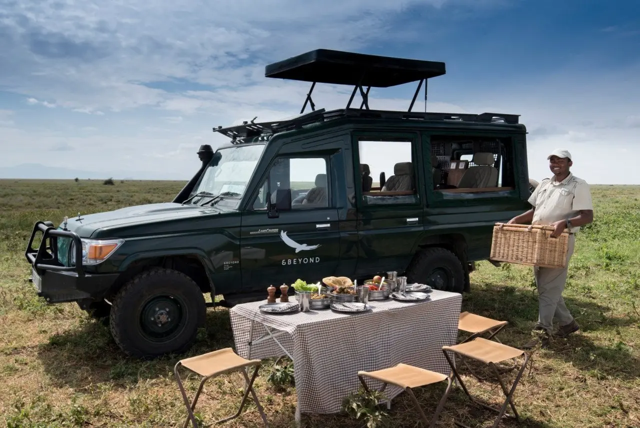 Tanzania-Serengeti-Under-Canvas-SUC-Experience-Bush-lunch-with-branded-vehicle