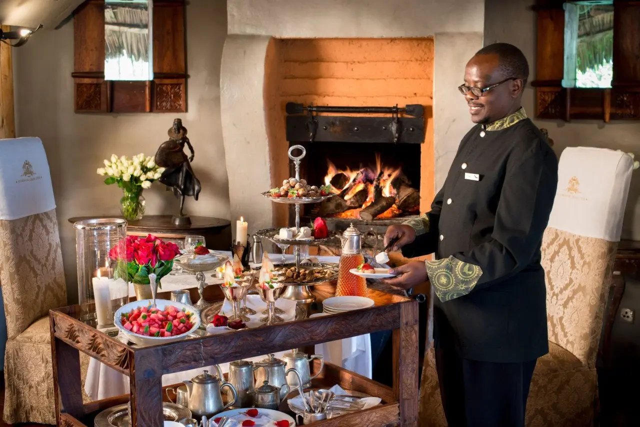 Tanzania-Ngorongoro-Crater-Lodge-andBeyonders-butler-with-lunch-tray-4