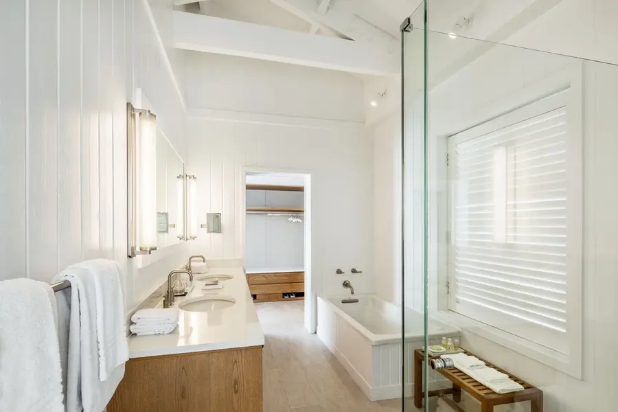 COMO_Suite_-_Master_Bathroom