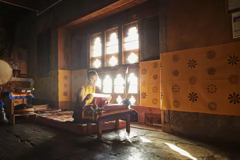 small_Six Senses_Samteling Lhakhang_astrology_reading_with_monks_08.11.23