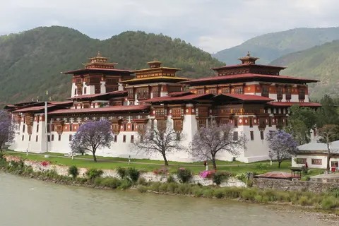 small_Punakha_Dzong,_Bhutan_02