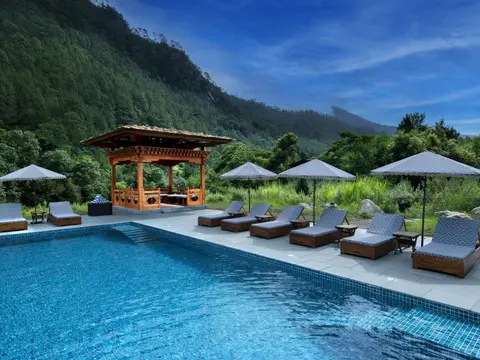 small_Bhutan-Punakha-River-Lodge-Pool _2_