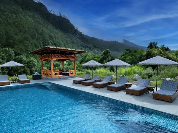 small_Bhutan-Punakha-River-Lodge-Pool _2_