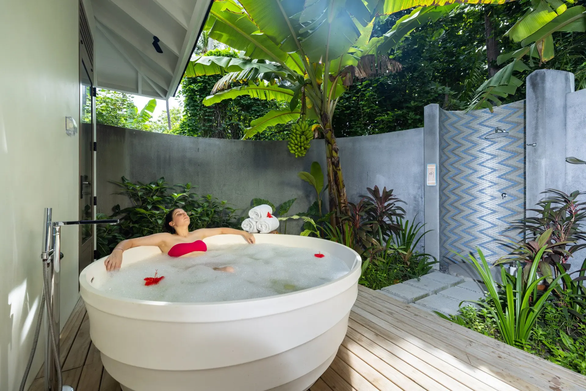 Avani_Plus_Fares_Maldives_AvaniSpa_Guest_Enjoying_Bubble_Bath