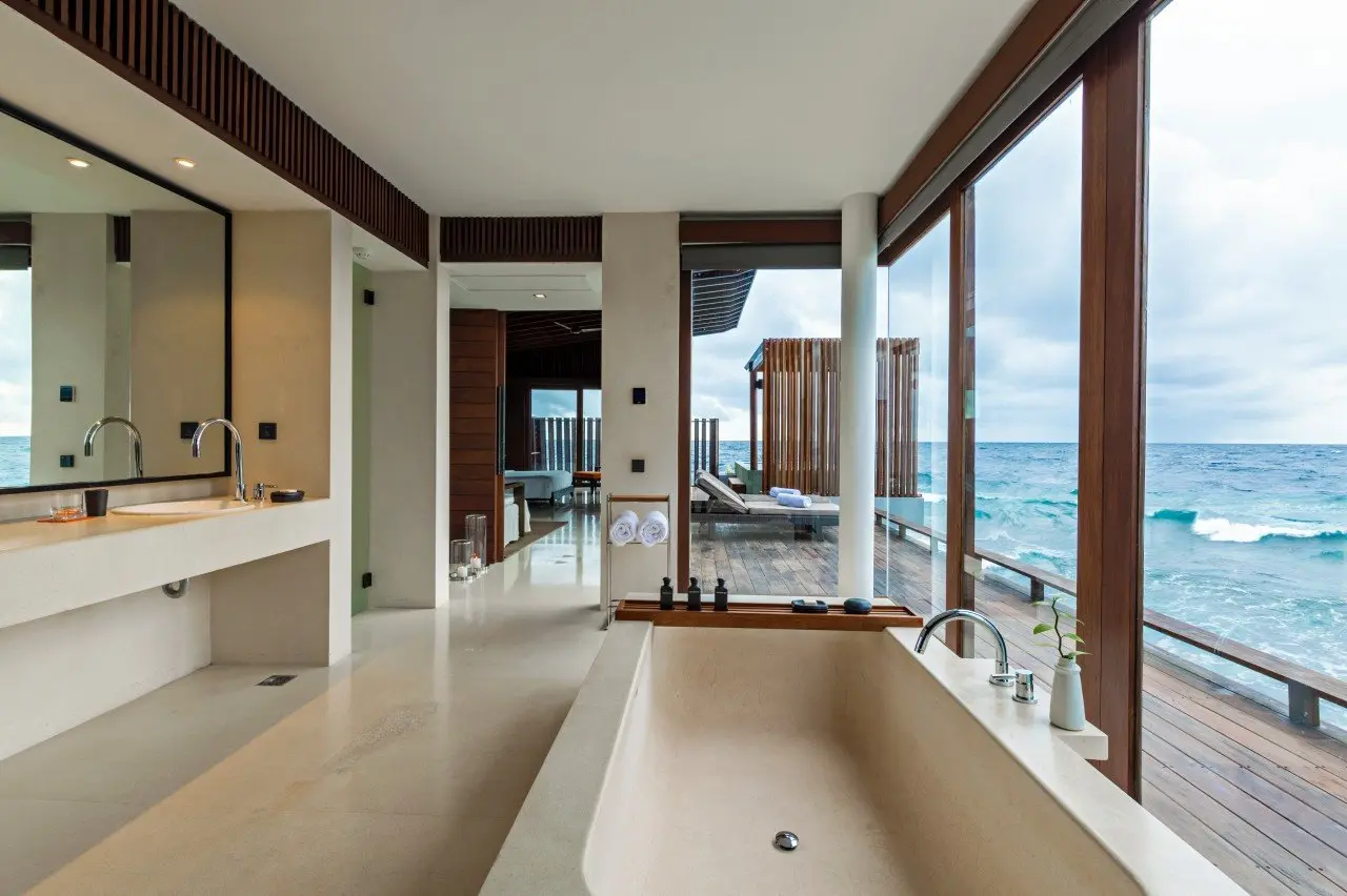 MLDPH_P323_Overwater_Sunset_Pool_Villa_Bathroom