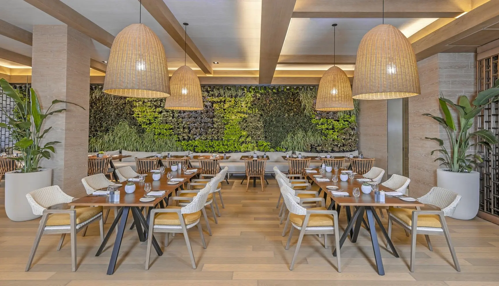 Anantara_Mina_Al_Arab_Ras_Al_Khaimah_Resort_Restaurant_Sea_Breeze_Living_Green_Wall