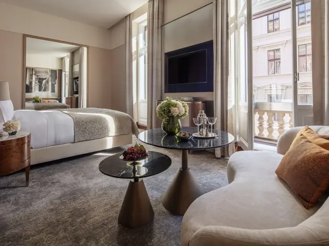 Anantara_Palais_Hansen_Vienna_Hotel_Guest_Room_PREMIUM BALCONY ROOM KING_View_01