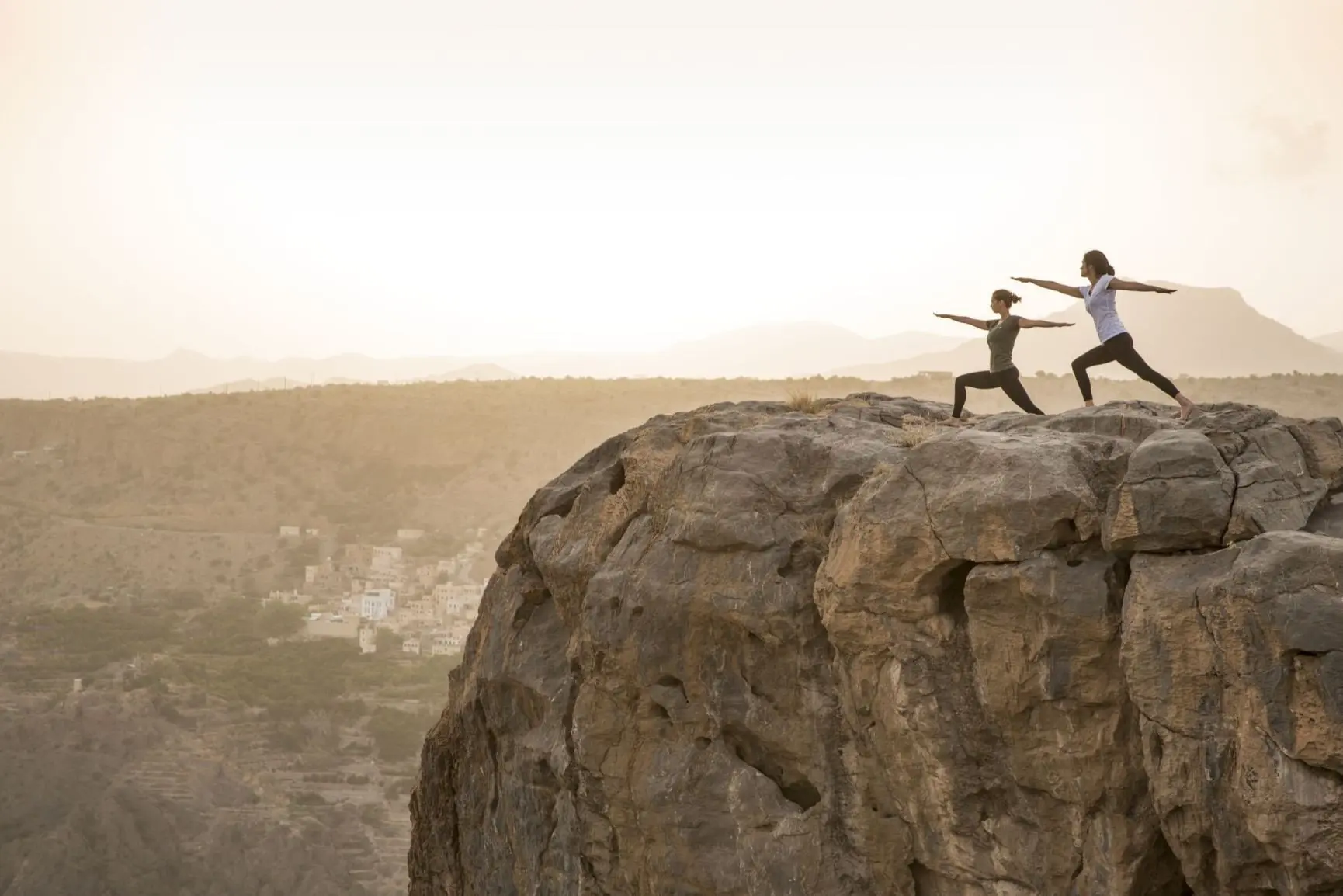 Anantara_Al_Jabal_Al_Akhdar_Resort_Recreation_facility_Sunrise_Yoga_Cliff_Edge