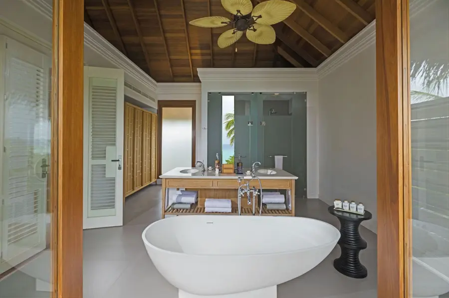 dusit-thani-maldives-accommodation-two-bedroom-beach-residence-bathroom-interior